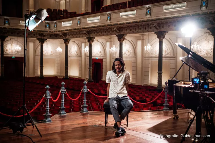 Jeangu Macrooy presenteert akoestische live-versie ‘Grow’ vanuit Het Concertgebouw