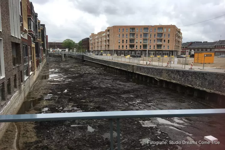 Amsterdam graaft zijn eigen ......gracht!