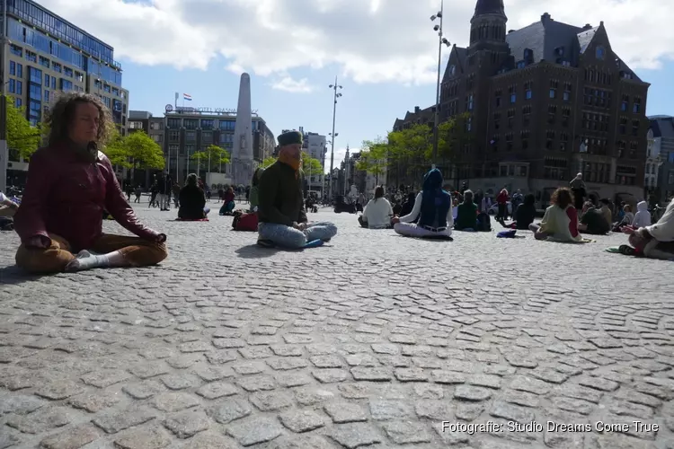 Damzitters mediteerden voor Vrede op Bevrijdingsdag