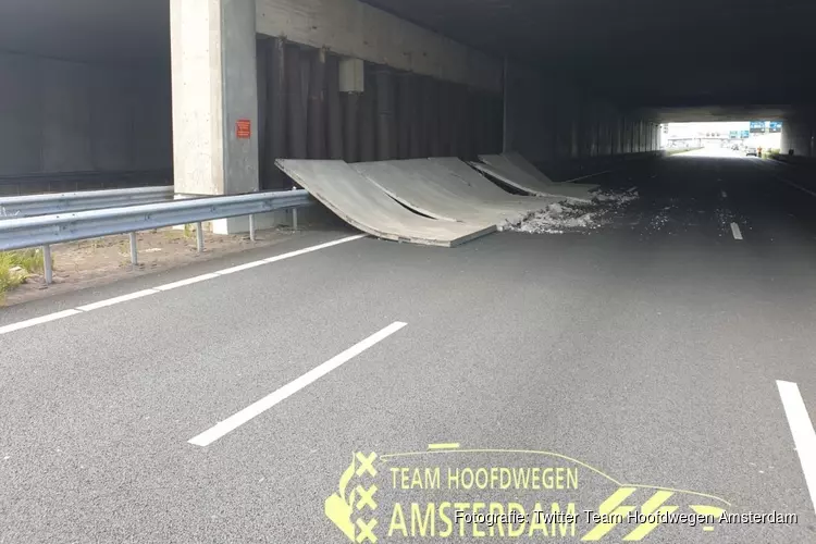 Zijwand van viaduct A10 valt op wegdek: snelweg afgesloten, ook geen treinverkeer