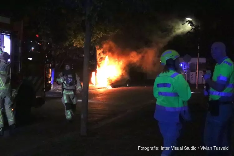 Auto in brand na botsing tegen boom