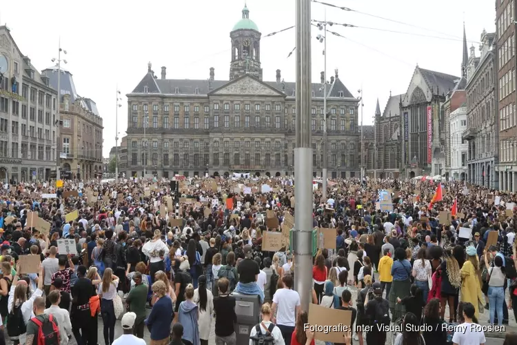 Massale opkomst demonstranten tegen racisme en politiegeweld op de Dam