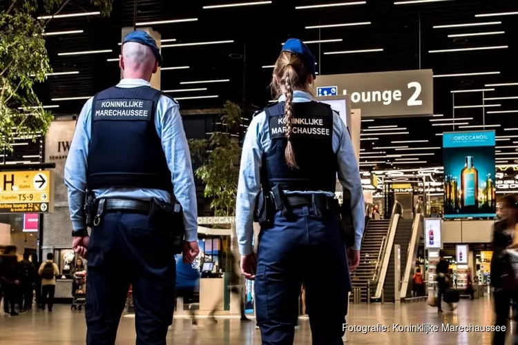 Man wordt boos om coronaboete en raakt slaags met boa op treinspoor Schiphol