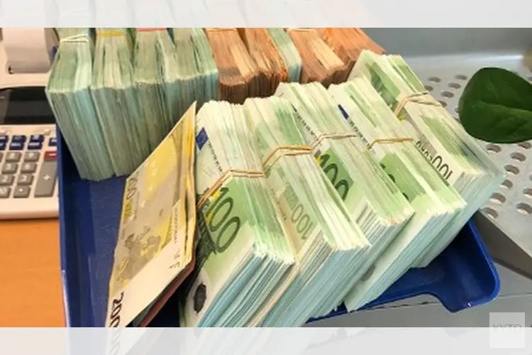 Politie treft ruim 800.000 euro cash aan in twee woningen