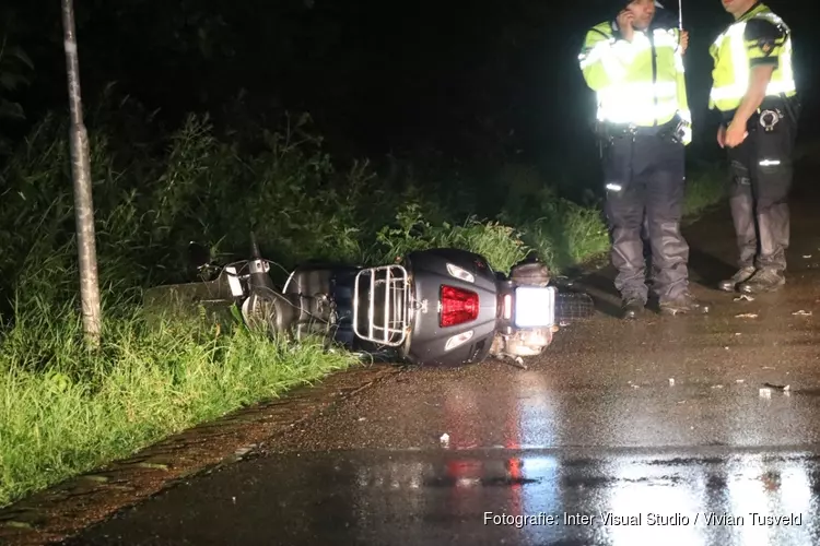 Snorfietser gewond na aanrijding Bosbaanweg