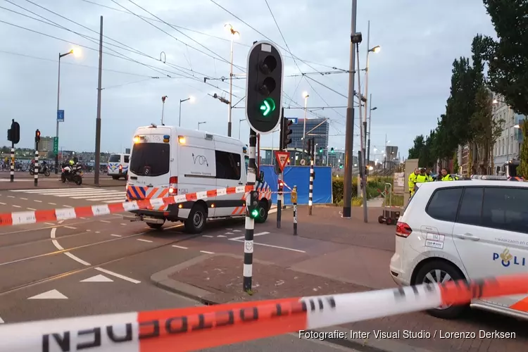 Motorrijder (37) overleden bij ongeval op de De Ruijterkade in Amsterdam