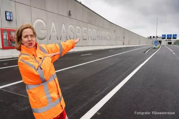 Minister Van Nieuwenhuizen opent A9 Gaasperdammertunnel