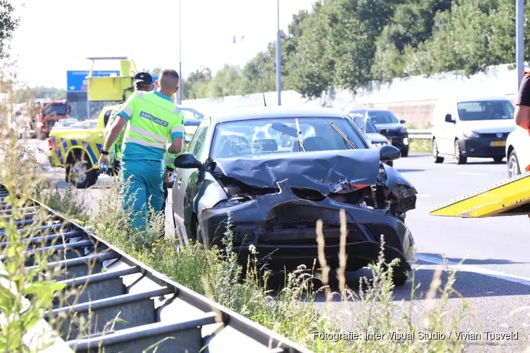 Auto knalt op vrachtwagen op A9 bij Ouderkerk aan de Amstel