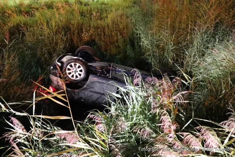 Auto op de kop in de sloot bij Ouderkerk aan de Amstel