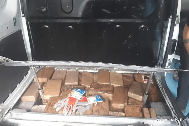 104 kilo cocaïne in verborgen ruimte aangetroffen op A2