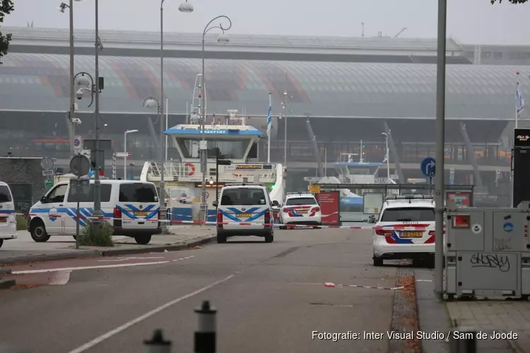 Man neergestoken op pont in Amsterdam, politie schiet verdachte neer