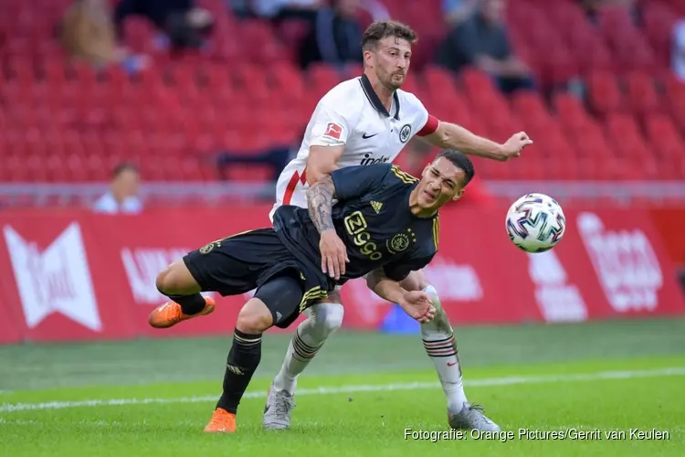 Ajax nipt langs Eintracht Frankfurt in oefenduel