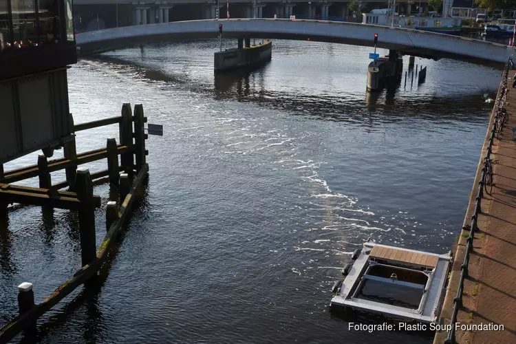 Wat haalt de Bubble Barrier in Amsterdam uit het water?