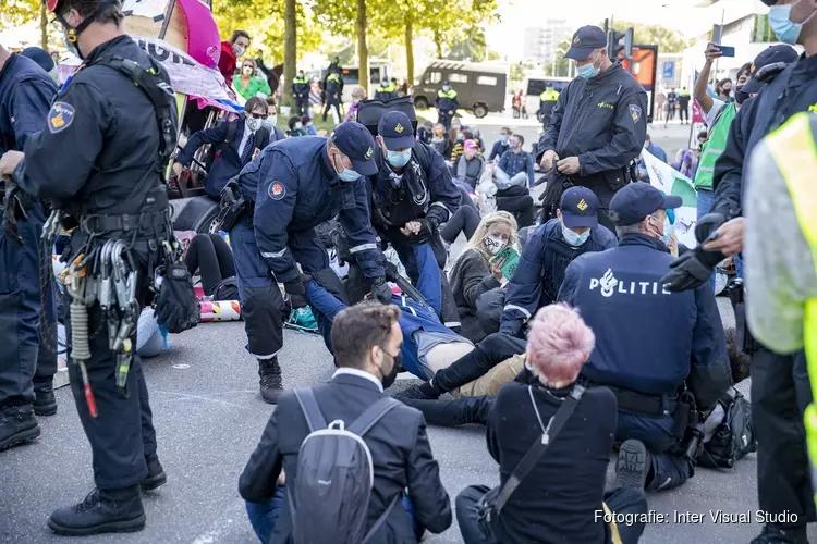 Politie grijpt in bij grote demonstratie Extinction Rebellion op de Zuidas