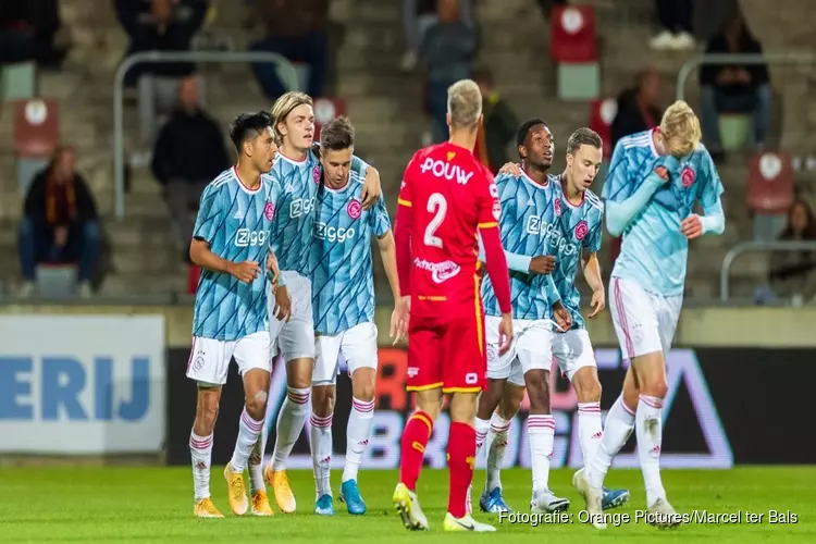 Jong Ajax pakt eerste seizoenszege in Deventer