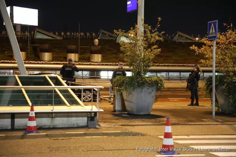 Marechaussee schiet man in been op Schiphol