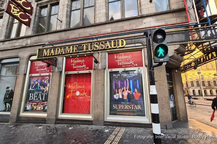 Beeld Trump met mondkapje in Madame Tussauds bekogeld met steen