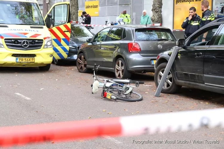 Slechthorende fietser botst op auto in Amsterdam-Buitenveldert