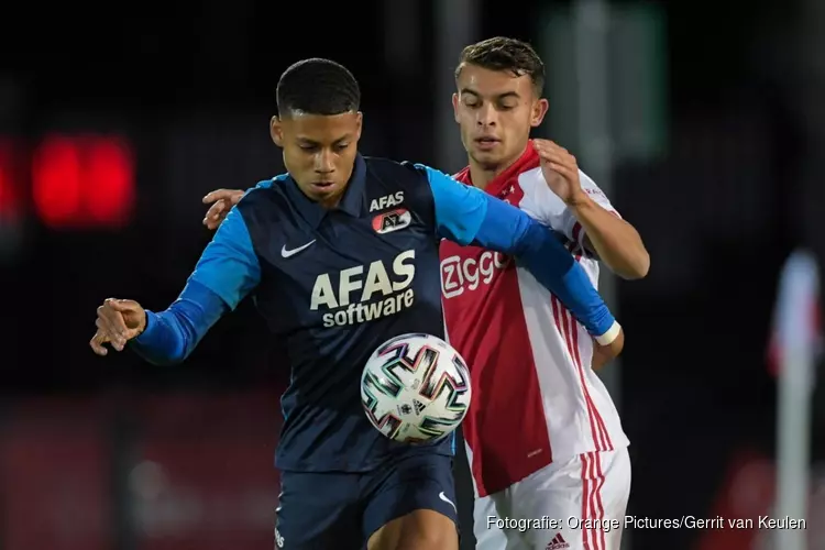 Jong Ajax wint met tien man van Jong AZ