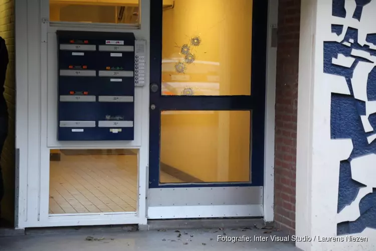 Geschoten op flat Naaldwijkstraat in Amsterdam