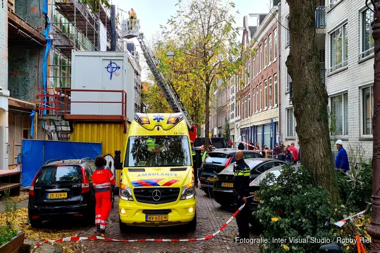 Muur valt op bouwvakker in de Pijp