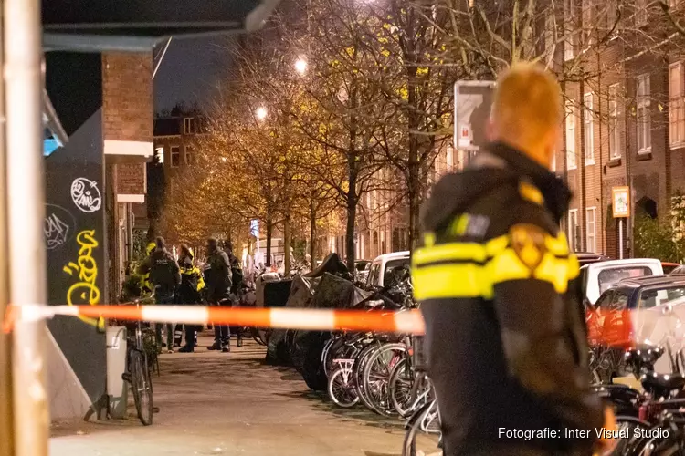 Arrestatieteam valt woning Bestevaerstraat binnen
