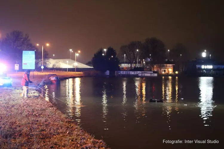 Auto raakt te water bij ongeval Amsterdam