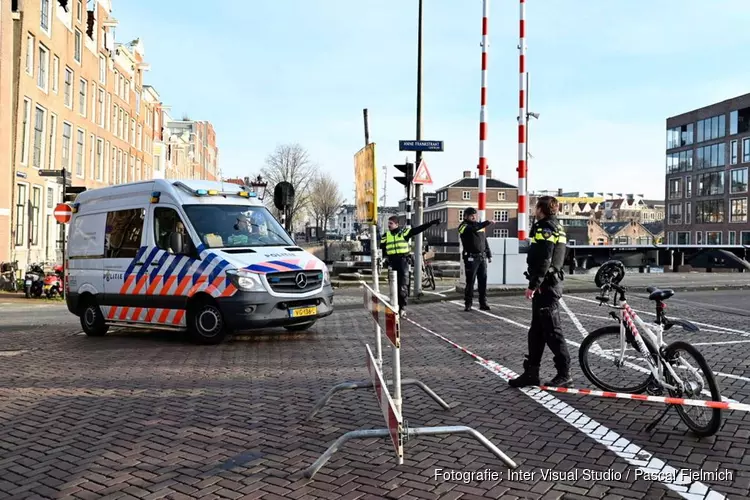 Verdacht pakketje aangetroffen in portiek in Amsterdam