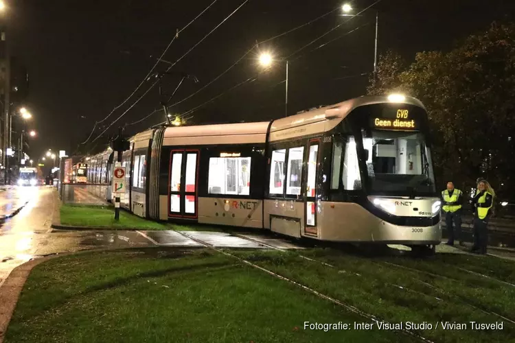 Gloednieuwe tram GVB voor Amsterdam Zuid ontspoort op eerste dag testperiode