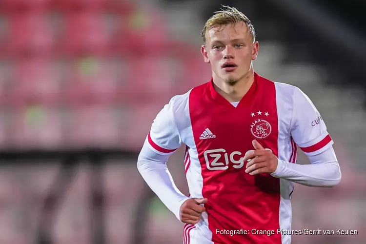 Ajax contracteert Max de Waal