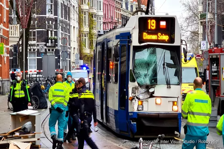 Tram botst op vuilniswagen in Amsterdam