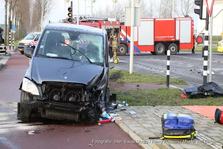 Zwaargewonde bij ongeval tussen bestelauto en bus