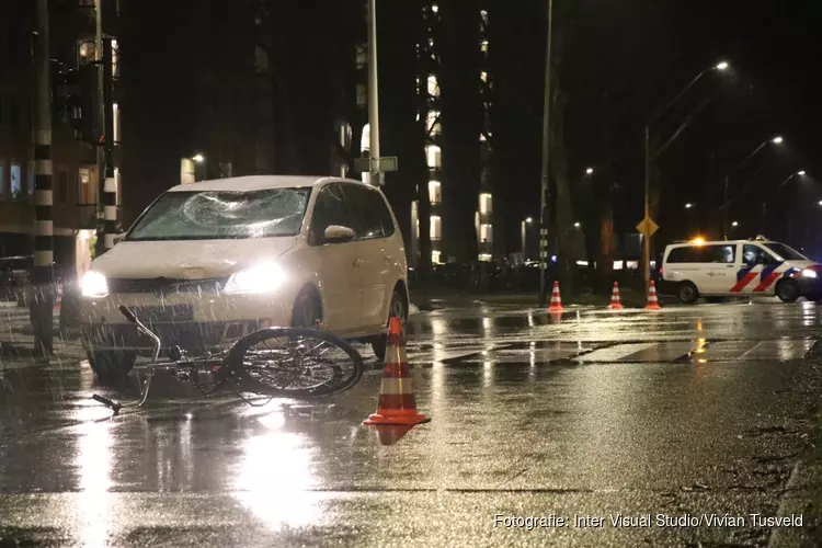 Fietser zwaargewond na aanrijding Van Nijenrodeweg