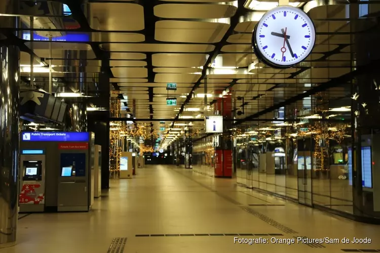 &#39;t Is Stil in Amsterdam: Slechts een enkeling laat zich zien in centrum, Centraal Station uitgestorven