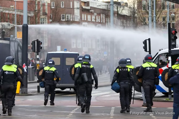 Politie treedt opnieuw op tegen demonstratie op Museumplein: zeker 100 aanhoudingen