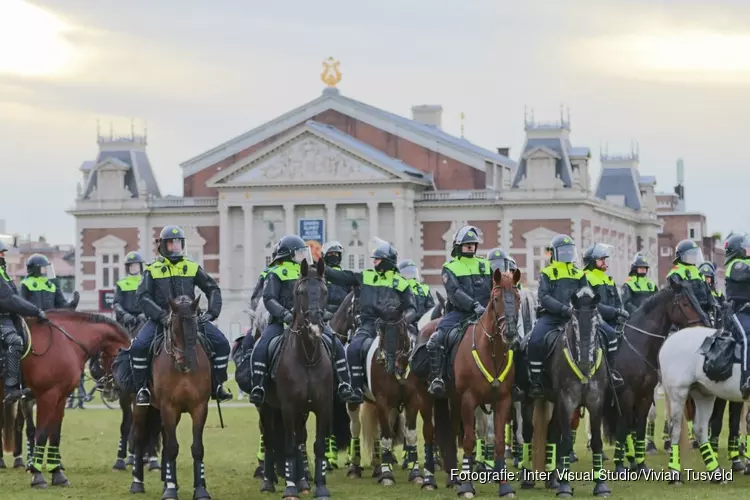 Cel- en taakstraffen voor 5 verdachten rellen Museumplein