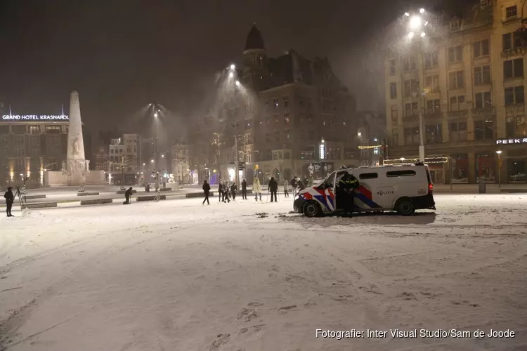 Politie doet sneeuwballengevecht op de Dam, volop sneeuw op de A8