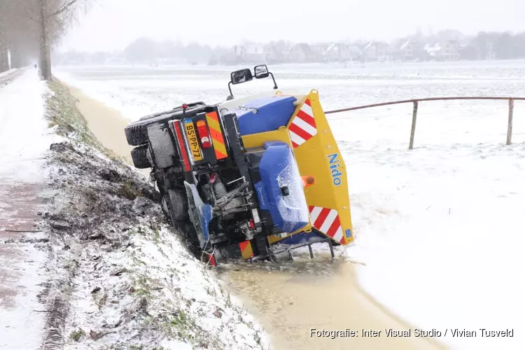 Strooiwagen eindigt in de sloot in Amstelveen