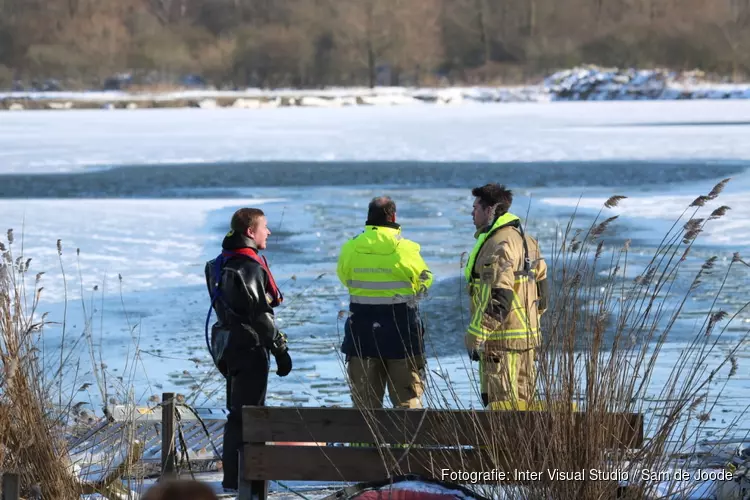 Hond zakt door het ijs, baasje er achteraan