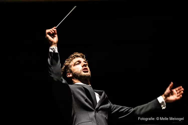 Lorenzo Viotti dirigeert Tsjaikovski en Debussy in online concert