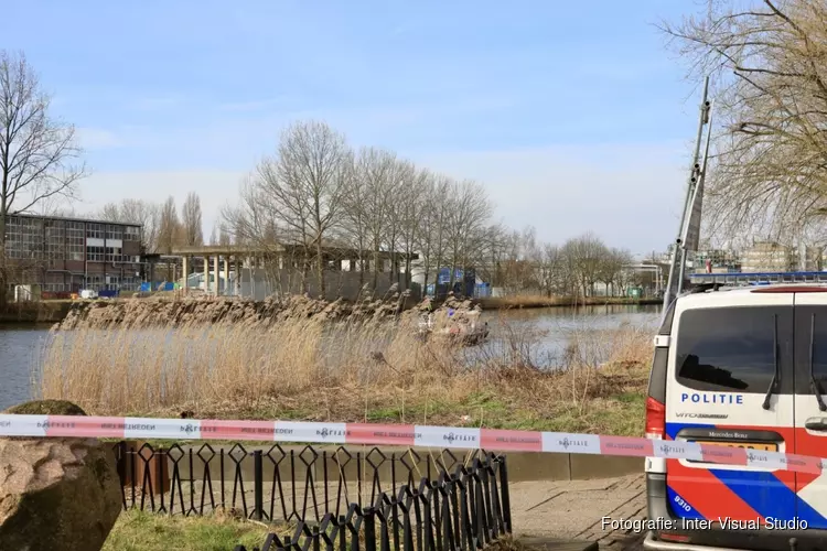 Auto met gezin belandt in water. Drie kinderen gered, moeder nog spoorloos