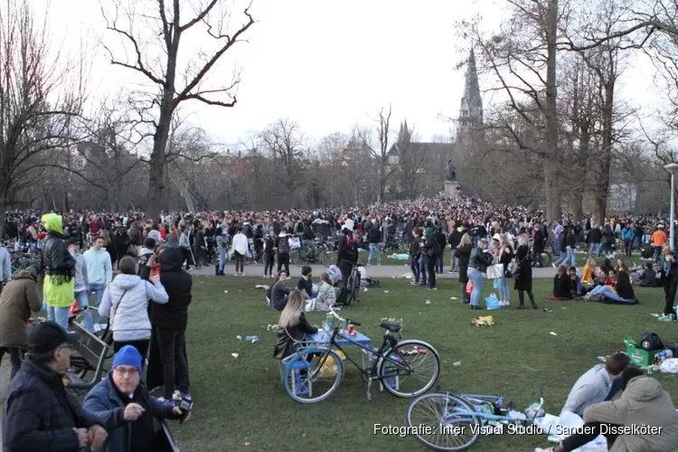 Enorme drukte in Vondelpark, politie grijpt in