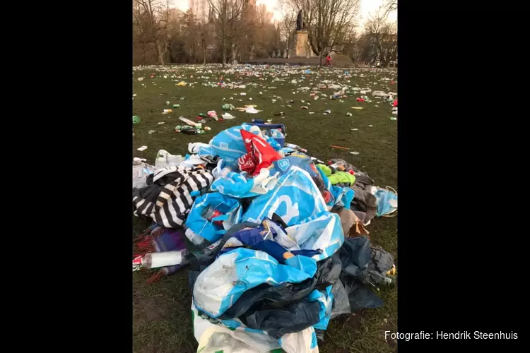 Vondelparkpubliek laat een puinzooi achter!!!!