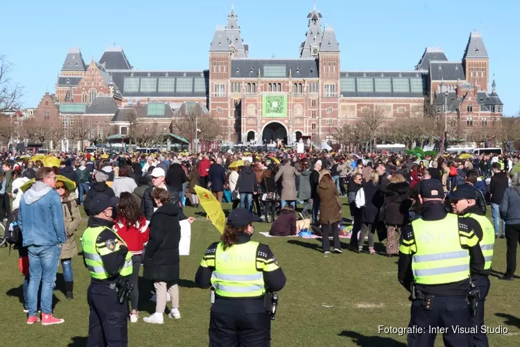 Steeds drukker op Museumplein, opnieuw noodbevel afgekondigd