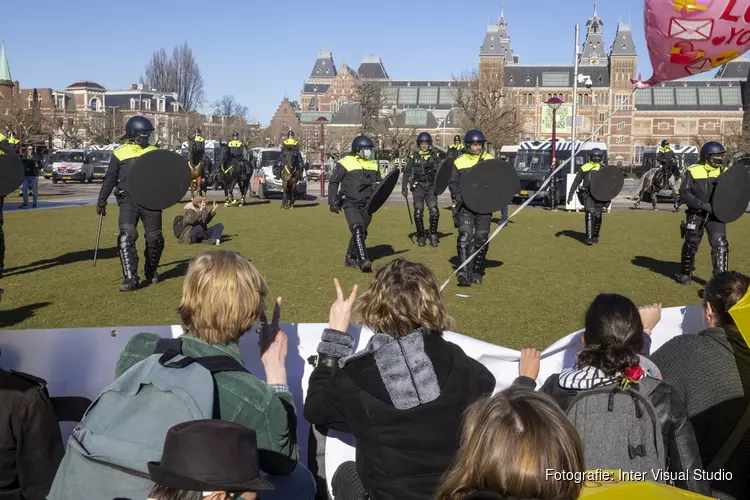 Zeventien aanhoudingen bij demonstratie Museumplein 28 februari