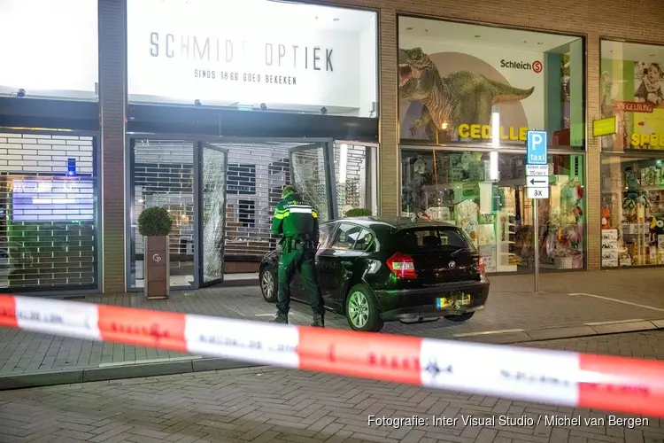 Ramkraak op Schmidt Optiek aan de Arent Janszoon Ernststraat