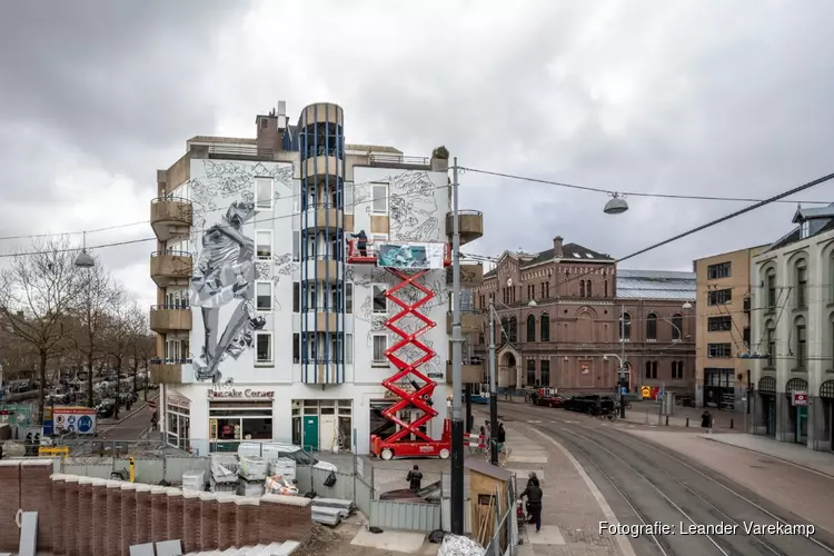 Torenhoge muurschildering tegen klassenongelijkheid op Leidseplein