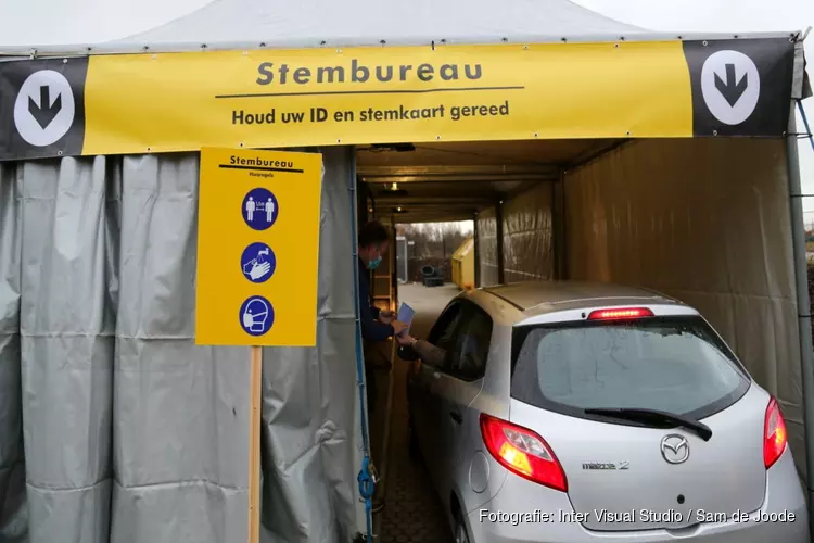 Drive through stemlocatie in Oostzaan: Stemmen tussen het afval