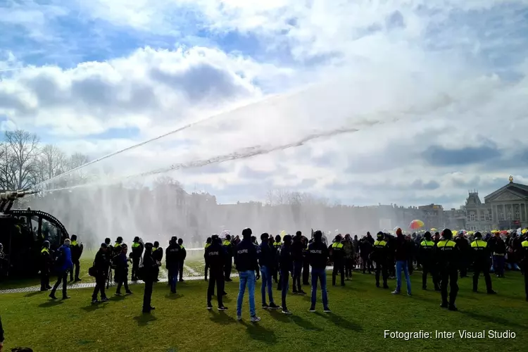 Honderden demonstranten in gebied Museumplein, politie grijpt in
