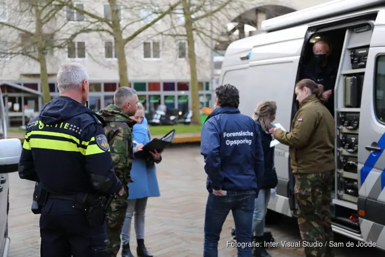 Onderzoek naar explosief op gevel winkelpand Bijlmerplein